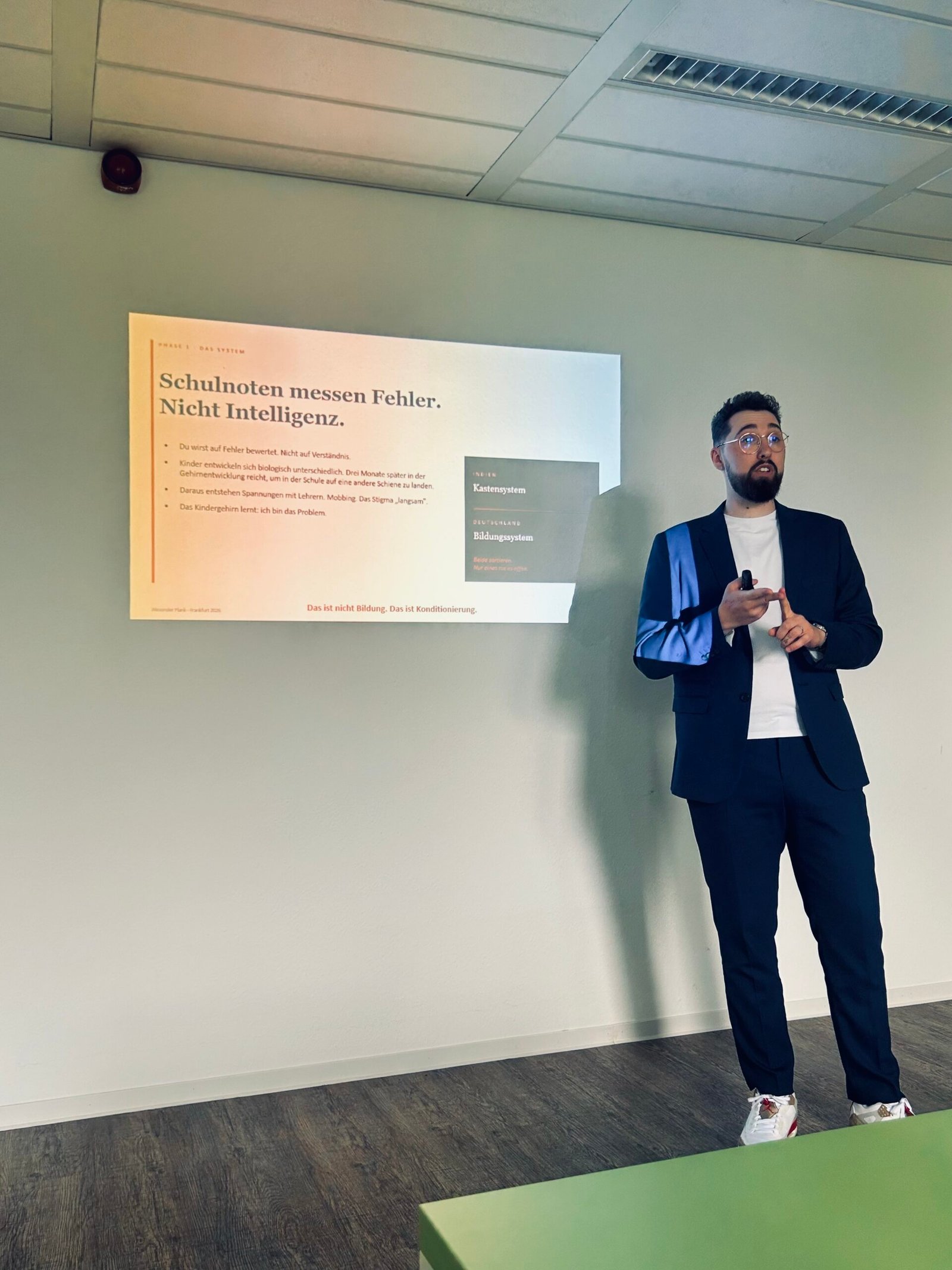 Alexander Plank speaking at a live workshop
